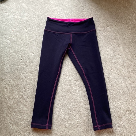 Lululemon Wunderunder Reversible Crop size 4 black swan and raspberry glo light - Picture 4 of 8